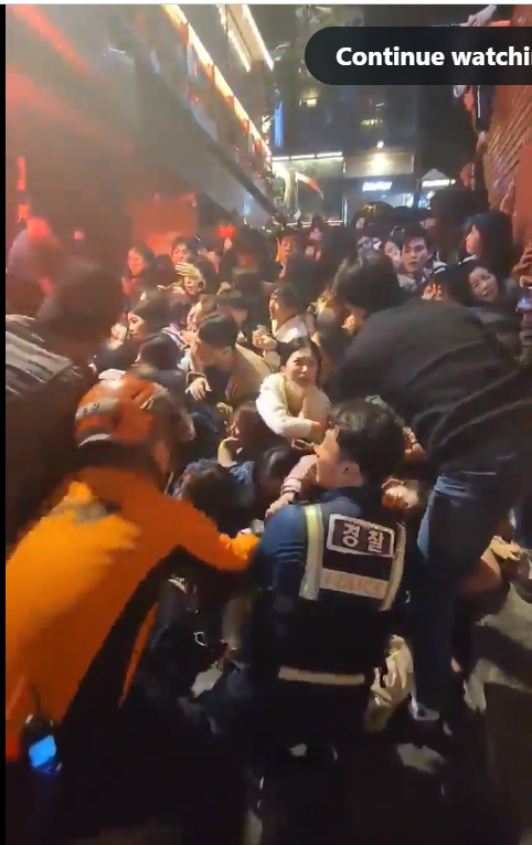 警察試圖將被人從被擠壓的人群中拉出來。（影片截圖）